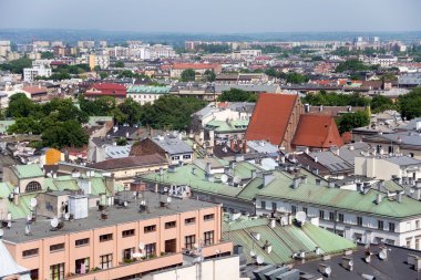 Krakow tarihi kısmında evlerin çatıları havadan görünümü.