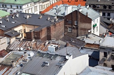 Krakow'daki evlerin çatıları havadan görünümü.