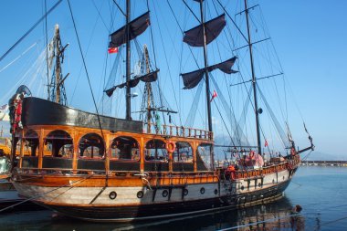 Küçük ahşap korsan yelkenli gemi.