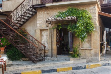 Bellapais Köyü eski sokaklarında.