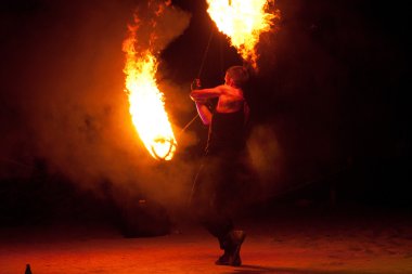 Bilinmeyen sanatçı ateş gösterisi göstermek