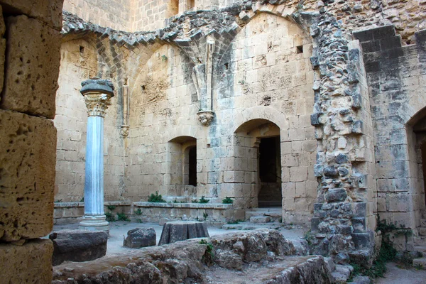 Ruinerna av den Abbey av Bellapais. — Stockfoto