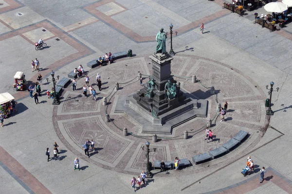 Adam Mickiewicz monumento na praça principal do mercado com pessoas ambulantes . — Fotografia de Stock