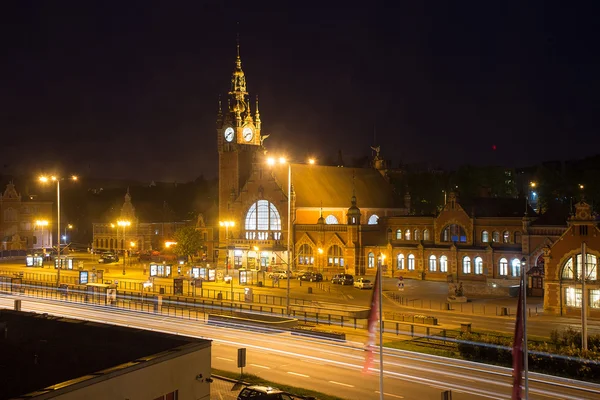 Nacht uitzicht van het gebouw van centraal station in Gdansk. — Stockfoto