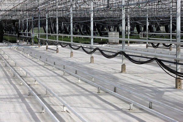 Пустая теплица с системой капельного орошения
.