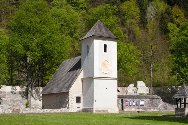 Vieille église dans le célèbre monastère rouge appelé Cerveny Klastor . — Photo