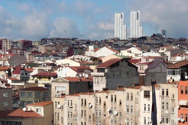 Staré domy a kachlová střechy z Istanbulu ve čtvrti Beyoglu. — Stock fotografie