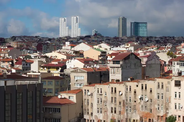 Weergave van oude huizen en betegelde daken van Istanbul. — Stockfoto