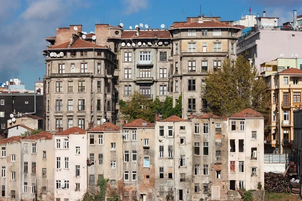 View of old houses and tiled roofs of Istanbul. — Stock Photo, Image