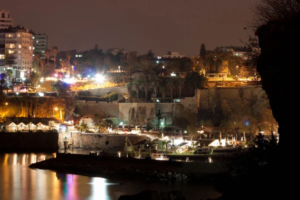 Vista del puerto viejo por la noche en Antalya . — Foto de Stock