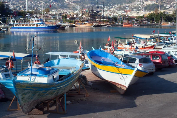 Uitzicht op de oude haven en de visserij in Alanya. — Stockfoto