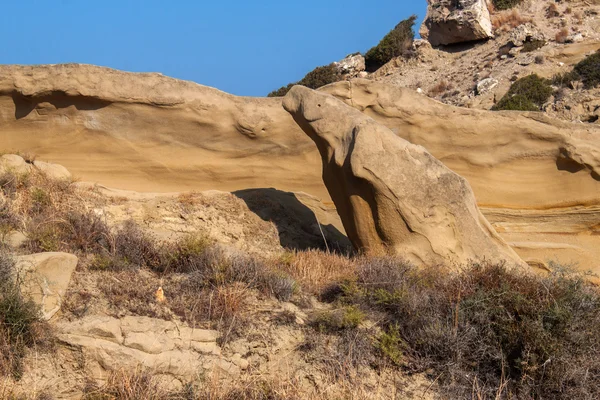 Erstaunliche Steinrücken im Schildkrötenstrand alagadi. — Stockfoto