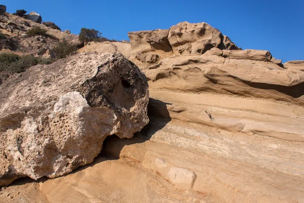 Stone ridge in the Turtle Beach Alagadi. — Stock Photo, Image