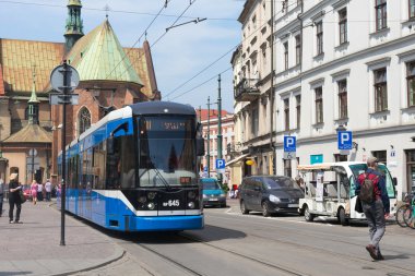 Bombardier Ngt6 Krakow tarihi bölümünde tramvay. 