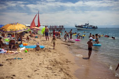 Issyk-Kul göl kenarında plaj tatil. 