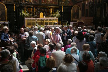 Turistler ve hacılar St Mary Kilisesi Krakow.