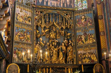 Ortaçağ St Mary Kilisesi Krakow ana altar açılışı. 
