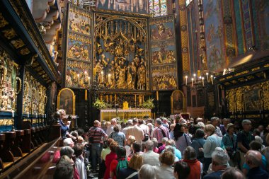 Turistler ve hacılar St Mary Kilisesi Krakow.