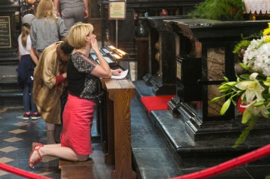 Krakow Ortaçağ St Mary's kilisede dua.