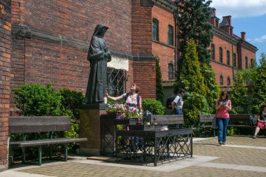 Saint Faustina Kowalska anıt
