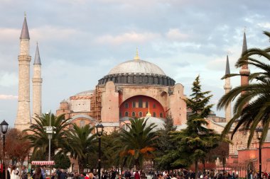  Ayasofya'nın sonbahar görünümü Istanbul'da Sultanahmet meydanında. 