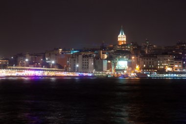 Galata Kulesi Istanbul'da Borphorus ve Galata Köprüsü yakınlarında gece görünümü. 