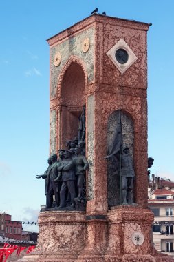  Taksim Meydanı üzerinde ünlü Cumhuriyet Anıtı unsurları.