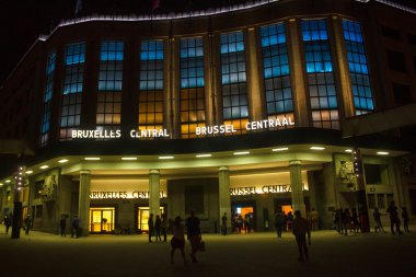 Merkez Tren İstasyonu Brüksel ritmiyle binanın gece görünümü