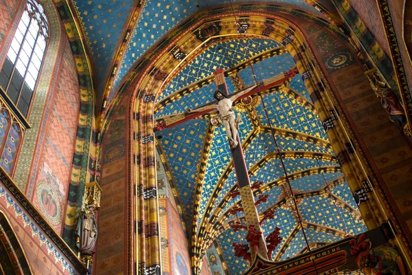 Teto interior de uma igreja gótica medieval de Santa Maria em Cracóvia . — Fotografia de Stock