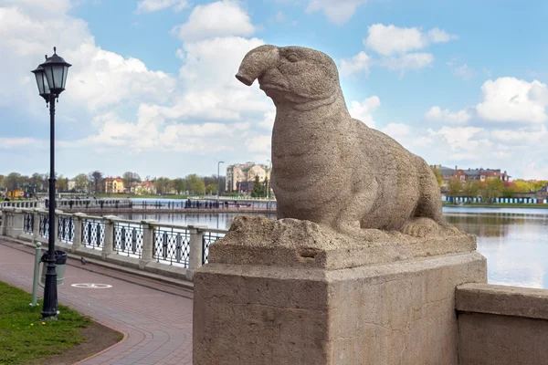 Bir fili Kaliningrad üst gölet üzerinde antik heykel. 
