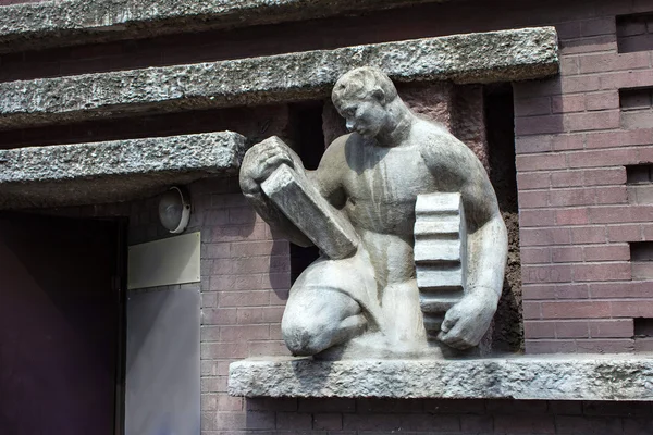 Escultura de Ingeniero creada en 1925 Hermann Brachert en el Haus der Technik . — Foto de Stock