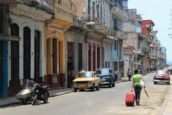 Starej ulicy Hawana z zabytkowych samochodów amerykańskich. — Zdjęcie stockowe