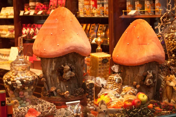 Geschmücktes Schaufenster verkauft traditionelle belgische Süßigkeiten — Stockfoto