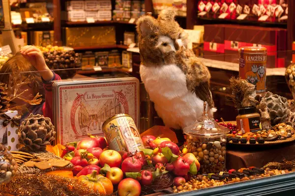 Geschmücktes Schaufenster verkauft traditionelle belgische Süßigkeiten — Stockfoto