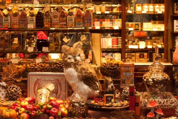 Geschmücktes Schaufenster verkauft traditionelle belgische Süßigkeiten — Stockfoto