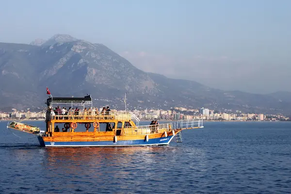 Turistas de vacaciones en un pequeño crucero en el mar Mediterráneo — Foto de Stock