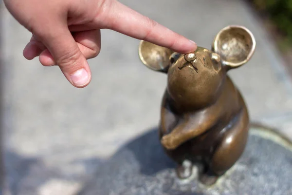 Escultura Maravilloso ratoncito es el casco antiguo de Klaipeda . — Foto de Stock