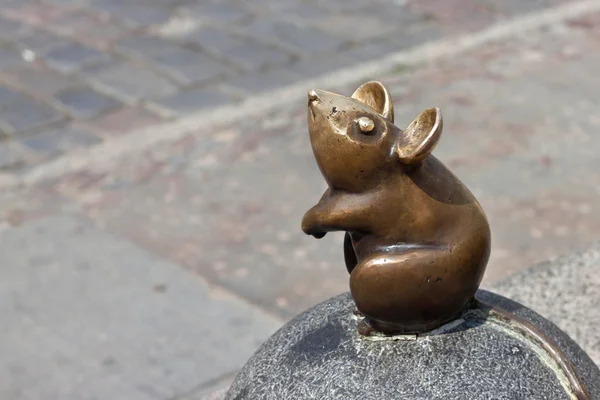 Escultura Maravilloso ratoncito es el casco antiguo de Klaipeda. Lituania . — Foto de Stock