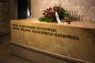Lech ve Maria Kaczynski mezarını