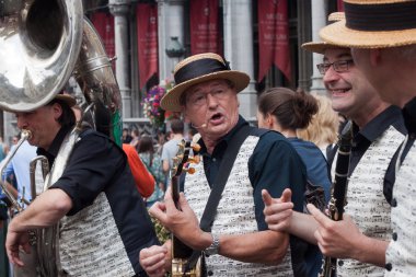 Müzisyenler Grand Place üzerinde oynamak. Belçika birası hafta sonu 2014