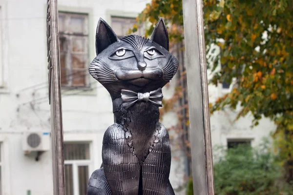 Escultura de gato elegante en corbata de lazo como recuerdo de los gatos prusianos que viven en el Cranz — Foto de Stock