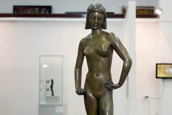 Escultura de bronce alemán de una joven desnuda . — Foto de Stock