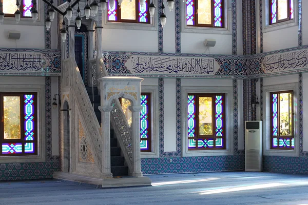 Het interieur en de minbar in een moskee van Kuyularonu in Alanya. — Stockfoto