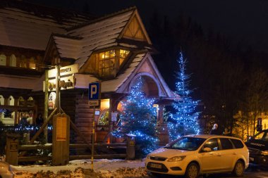  Zakopane sokakta, geleneksel ahşap yazlık evde