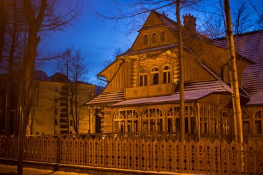  Zakopane sokakta, geleneksel ahşap yazlık evde.