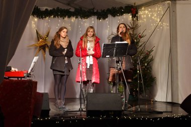 Bir bilinmeyen gençlik grubu Katolik Noel şarkılar yapar