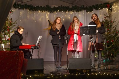 Bir bilinmeyen gençlik grubu Katolik Noel şarkılar yapar