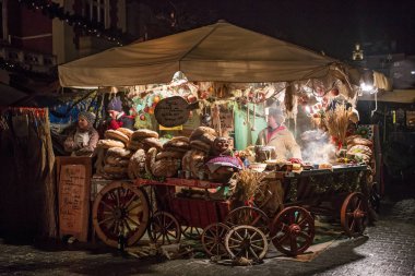 Festival yeni yıl adil gece Krakow Main Market Square üzerinde