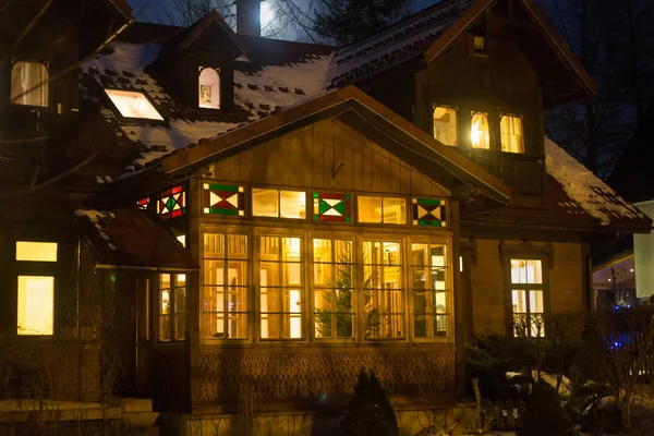 Casa di legno tradizionale sulla strada a Zakopane . — Foto Stock