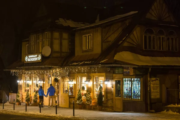 Tradycyjne drewniane restauracji na ulicy w Zakopanem — Zdjęcie stockowe